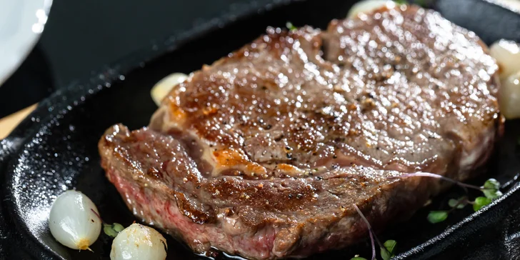 Entrecôte steak s glazúrovou baby cibuľkou