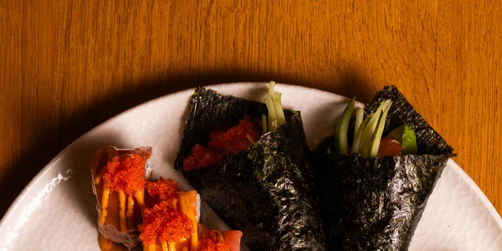 Tak se pohodlně usaďte a nechte si naservírovat menu se sushi setem pro dvě osoby.