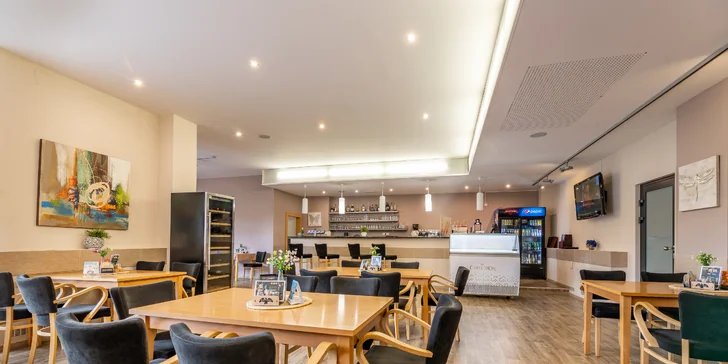 V reštaurácii každý mesiac spestrujú jedálny lístok špeciálnym menu podľa danej sezóny a využívajú suroviny typické pre konkrétne ročné obdobie.