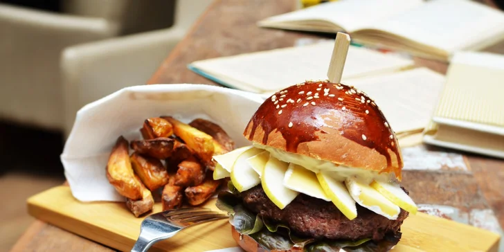 Pear Burger - tvarohová pomazánka s vlašskými ořechy, salát Red Chart, čerstvá hruška a sýr Brie
