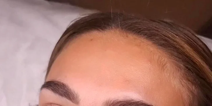 Laminace obočí narovná, vyčeše a zafixuje do požadovaného tvaru.