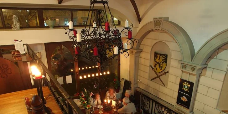 Interiér je laděný do stylu rytířské krčmy.
