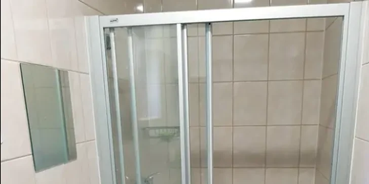 Ve zděných chatkách je i soukromá koupelna.