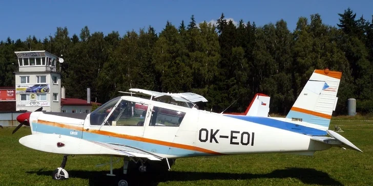 Poletíte českým letadlem Zlín 43, ve kterém můžete letět jen vy a pilot, nebo si s sebou můžete vzít až 2 další kamarády jako doprovod. 