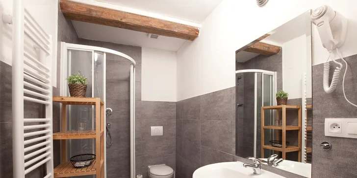 Nebude chýbať ani poriadna porcia leňošenia – tunajšie wellness ponúka relaxáciu v saune, perličkovom a aróma kúpeli alebo rôzne zábaly.