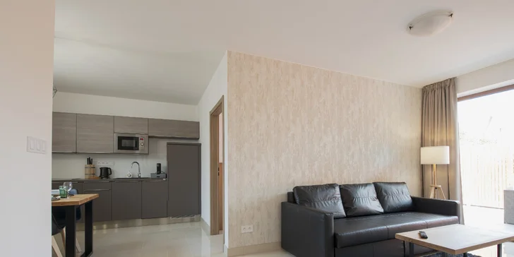 Přímo u rezidence zdarma zaparkujete (rodinný apartmán se dvěma ložnicemi).