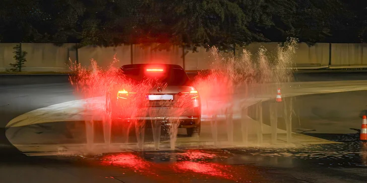 Kurz je určen pro osoby s platným řidičským oprávněním skupiny B a věkem od 18 let. 