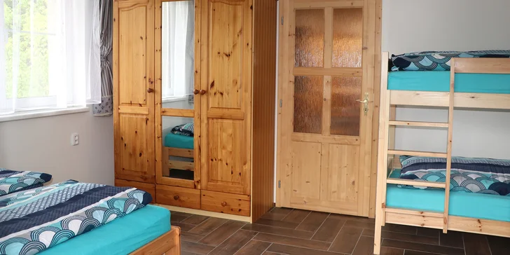 Uvnitř se ve třech oddělených ložnicích vyspí až 14 osob. 
