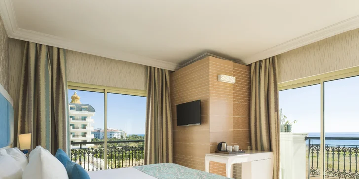 Pokoje mají TV, Wi-Fi připojení, minibar, trezor, koupelnu i balkon.