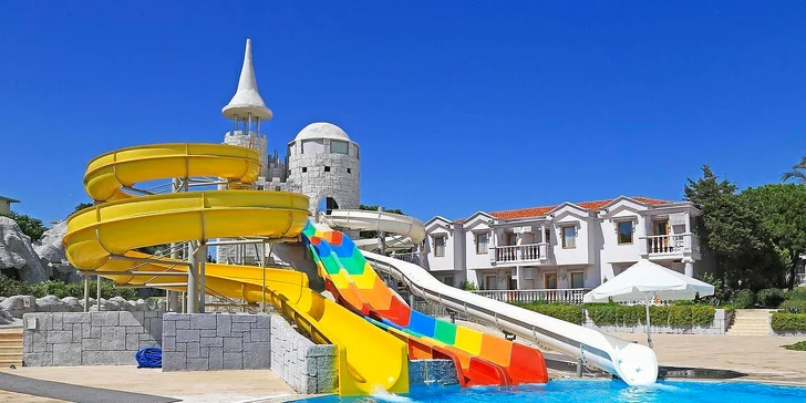 Vodní svět je tu více než štědrý – najdete tu obrovské bazény i aquapark se skluzavkami.
