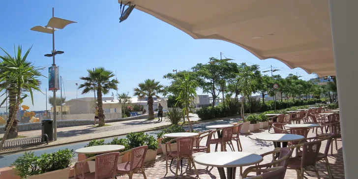 3* hotel Villa Rosa je hned na promenádě, k moři to tedy budete mít kousek.