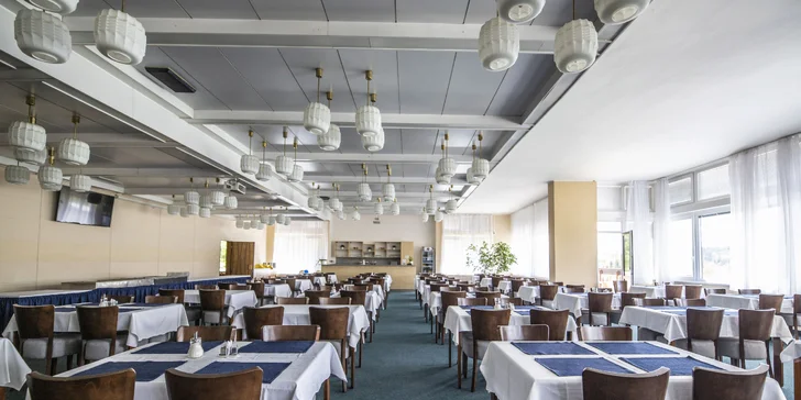 Hotelová restaurace se zaměřuje na českou kuchyni.