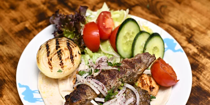 Talíř s mixem kebabů: kebab z jehněčí kýty, marinovaného kuřecího a mletého jehněčího masa.