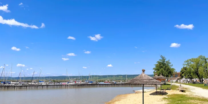 Hotel Neuer Strand se nachází přímo na břehu Neziderského jezera.