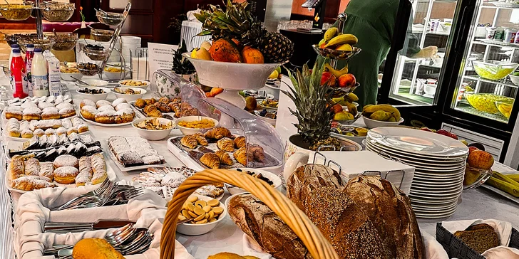  Všechna jídla se podávají formou bufetu v krásném prostředí hotelové restaurace. 