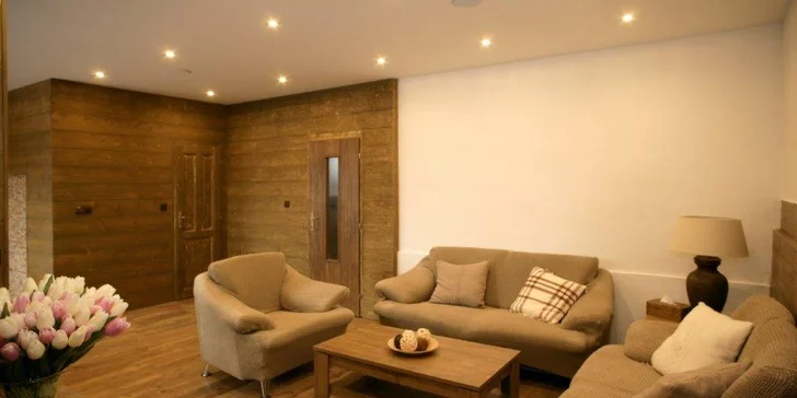 Apartmán se skládá z obývacího pokoje, oddělené ložnice, kuchyňského koutu a koupelny. 