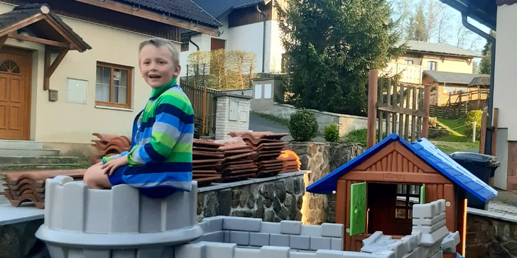 Pro nejmenší hosty tu mají nachystaný venkovní hrací koutek. 