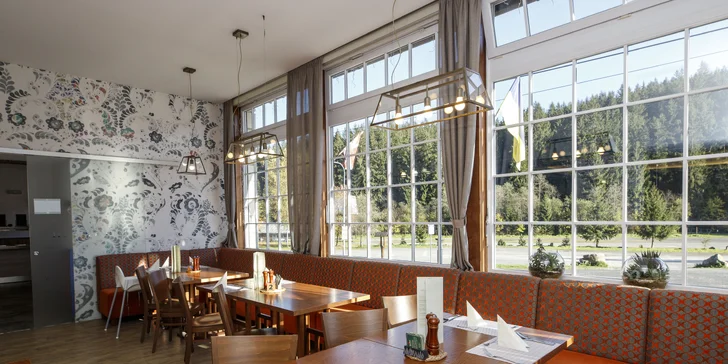 Restaurace má parádní výhled do krajiny.