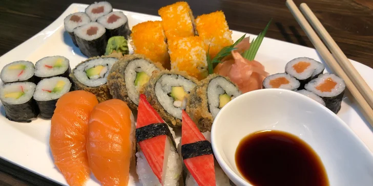 Ke každému setu dostanete polévku Miso, omáčku, zázvor a wasabi.