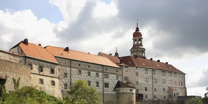 Na vaši pohodu v hotelu U Beránka bude z výšky dohlížet náchodský zámek.