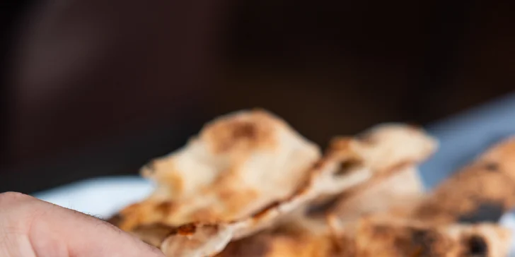 Ochutnáte domácí pizza tyčinky se 4 druhy omáček.