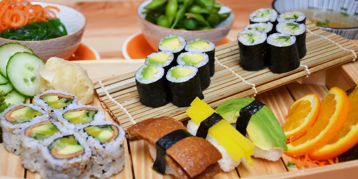V nabídce najdete nigiri s avokádem, okurkou i maki s lososem či vegan roll.
