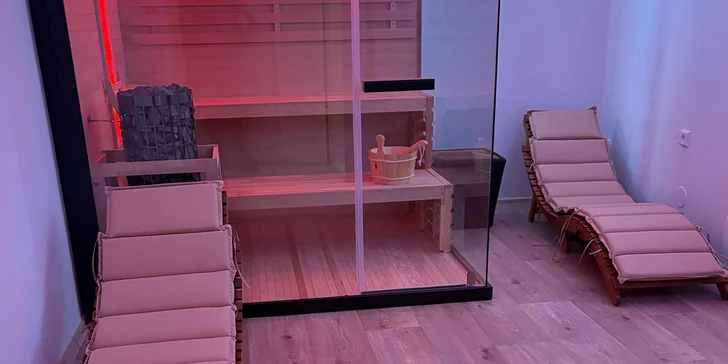 V odpočinkovém prostoru najdete velkou LED TV, lehátka nebo minibar s alko/nealko nápoji (za příplatek).