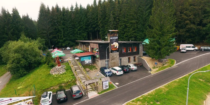 U penzionu zaparkujete zdarma, jen je potřeba si místo rezervovat předem.