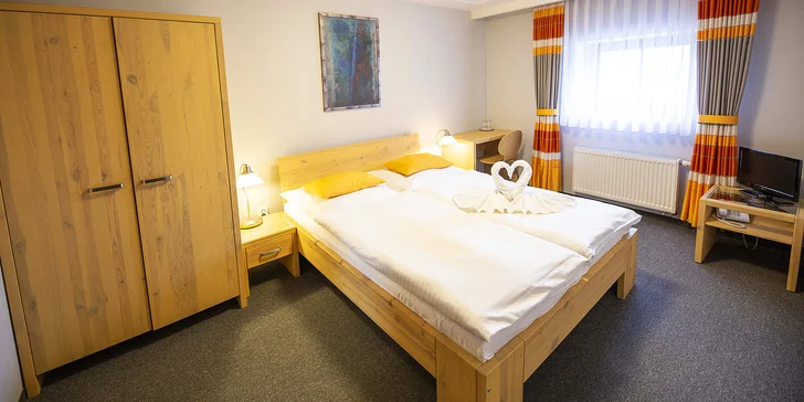 Bydlet budete v dvoulůžkovém pokoji s vlastní koupelnou.