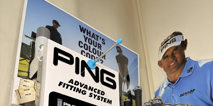 Fittingový stojan nabízí spoustu druhů golfových holí.