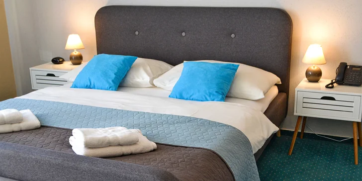 Zabydlíte se ve dvoulůžkovém pokoji, prostornějším studiu Superior nebo apartmánu se dvěma místnostmi a čtyřmi lůžky.