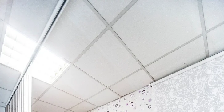 Celá procedura je prováděna kosmetikou Footlogix - jednotlivé složky péče na sebe navazují a kůže chodidel je pak nejen ošetřená, ale i dokonale vyživená.
