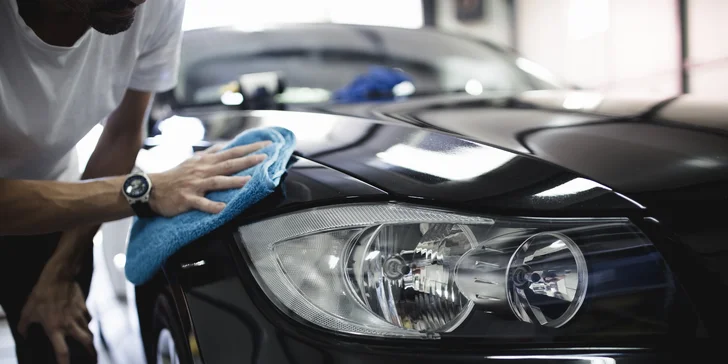 Car detailing vozu: ruční mytí, kompletní vyluxování, čištění laku i tepování interiéru