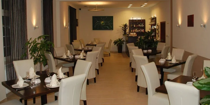 Navštivte elegantní hongkongskou restauraci a ochutnejte místní speciality.