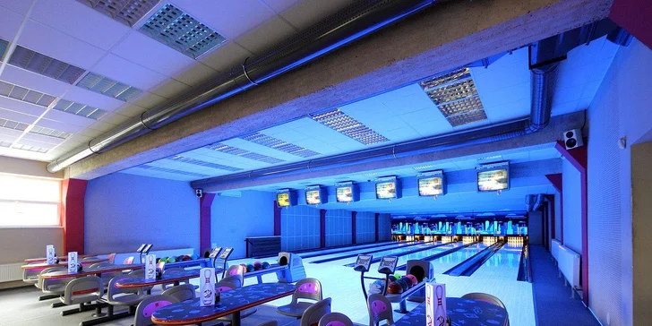 Najdete tu bowling bar se 6 drahami – na 3 je možné postavit dětské mantinely. 