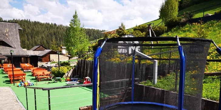 Děti se vyřádí na trampolíně. 