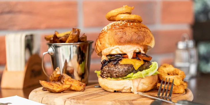 4 druhy burgerov s hranolčekmi a cibuľovými krúžkami