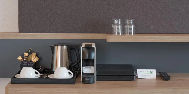 Jistě vás potěší i televize, Wi‑Fi připojení a kávovar Nespresso.