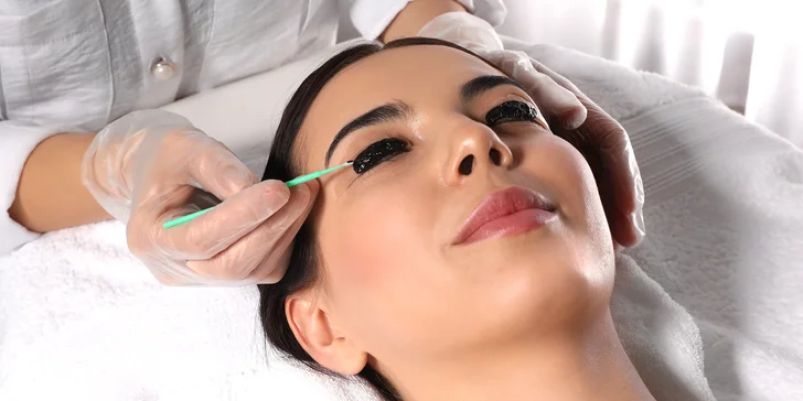 Lash lifting nebo úprava obočí s barvením: natočené, zvýrazněné a zároveň přirozené řasy a krásné obočí