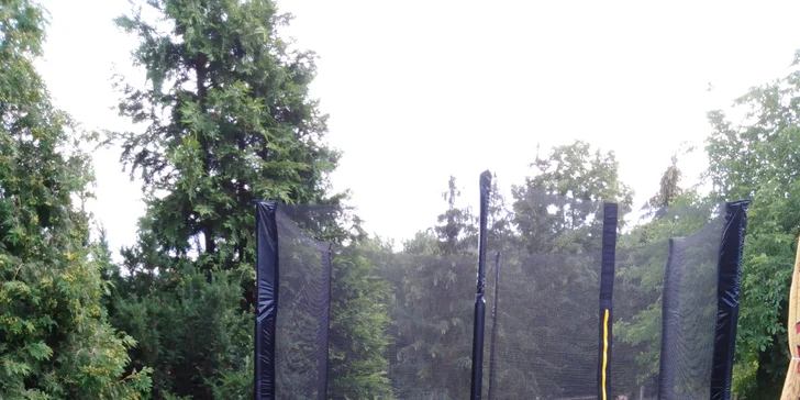 Na zahradě potěší vaše děti trampolína.