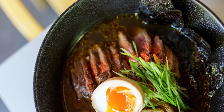 Základom jedla sú tradičné ramen rezance podávané v bohatom vývare.