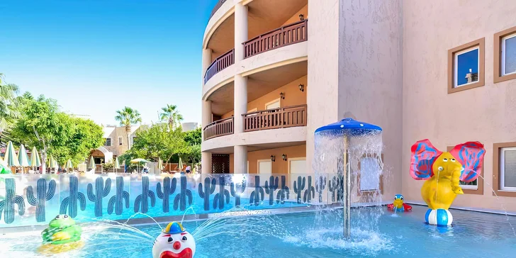K hotelu patří bazény včetně brouzdaliště pro děti. 
