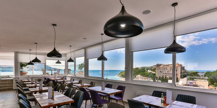 Restaurace v horním patře hotelu každé ráno servíruje snídaně formou bufetu. V případě polopenze vás čekají i večeře, podávané buď formou bufetu, nebo výběrem z menu dle obsazenosti. 

