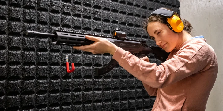 Vyzkoušíte si střelbu z pistolí, pušek i samopalů (dle balíčku). 