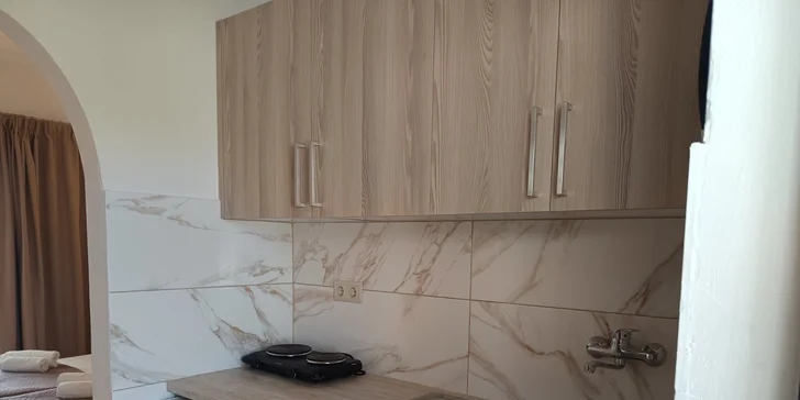 K dispozici budete mít základní kuchyňský kout s lednicí, vařičem a rychlovarnou konvicí.