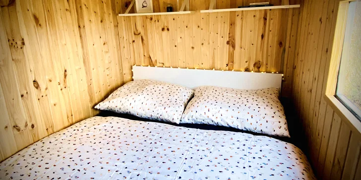 V maringotke nájdete manželskú posteľ, skrinku na drobnosti, základný riad, prenosný plynový varič a powerbanku na nabíjanie vášho telefónu.