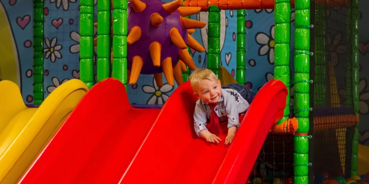 Na nejmenší návštěvníky čekají krátké skluzavky, balonky a skákací hrady.