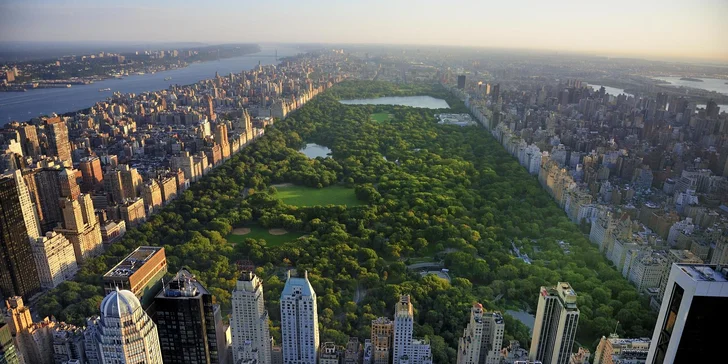 New York vás okouzlí světly mrakodrapů, pulzující energií Manhattanu a živou atmosférou, která pohltí každého návštěvníka. 