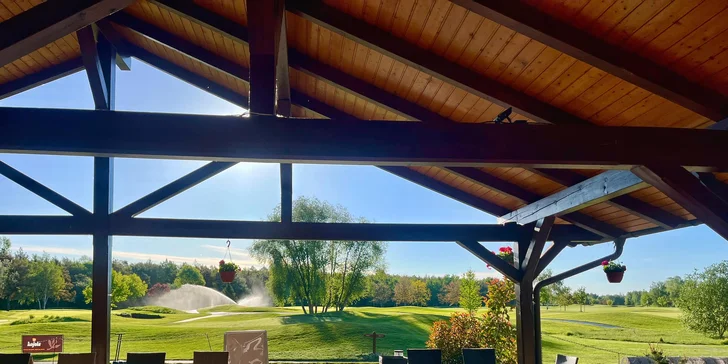 K restauraci patří částečně krytá venkovní terasa s pecí na pizzu a výhledem na golfové hřiště i středověký hrad Kunětická hora.