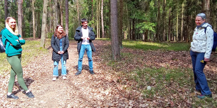 Terapie je založená na vědomém prožívání přírody, často za použití technik mindfulness, meditace a hlubokého dýchání. 